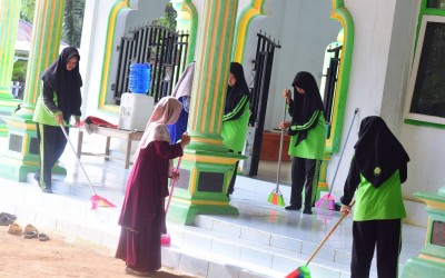 MTsN 2 Mukomuko Ikut Sukseskan Program Geber BBM 2026 dengan Bersih-bersih Masjid Secara Serentak