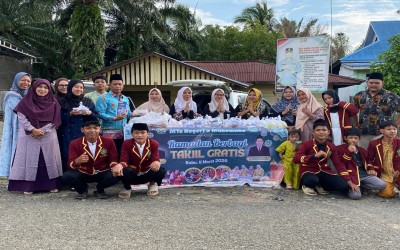 MTsN 2 Mukomuko Bagikan 800 Paket Takjil Gratis di Lima Titik pada Bulan Ramadan 1447 H