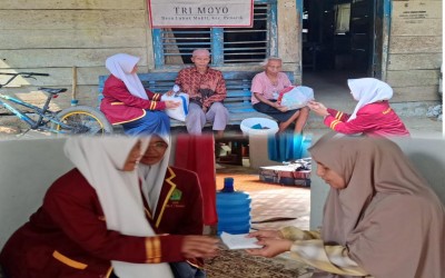 Peduli Sesama, MTsN 2 Mukomuko Salurkan 20 Paket Sembako & Donasi Musibah Kebakaran di Desa Desa Lubuk Mukti